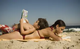 Libros para leer en vacaciones: 5 títulos para sumar a tu valija Dime a dónde te vas de vacaciones y te diré qué libro poner en tu valija