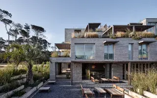 CasaGrande emerge como un tetris en el bosque nativo de La Juanita, Uruguay.