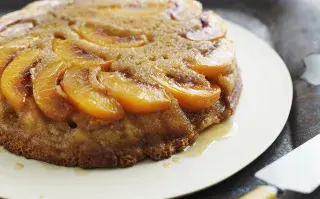 Torta matera de duraznos, una receta de Jimena Monteverde.