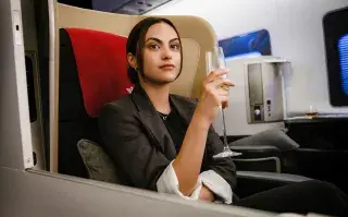 Además de protagoniza Upgraded, Camila Mendes es productora ejecutiva de la película.