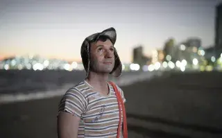 Pablo Cruz Guerrero como El chavo del 8 en la serie de Max sobre Roberto Gómez Bolaños.