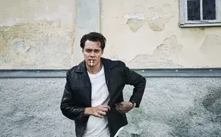 Bill Skarsgård protagoniza Clark, serie de Netflix que te recomendamos.