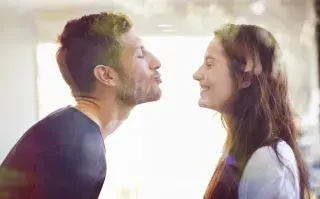 Las diferencias entre amar y estar enamorados.