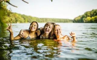 Un experto de Harvard dice que tener al menos dos amigos de confianza nos protege contra el estrés crónico Un experto en Harvard asegura que tener al menos dos personas cercanas de confianza ayudan a evitar el estrés crónico.