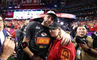 Travis Kelce junto a su mamá, durante el Super Bowl 2023.