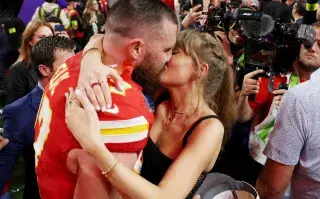El romántico beso de Taylor Swift y Travis Kelce tras la victoria del deportista en el Super Bowl