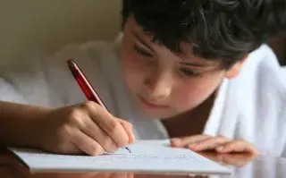 Según los expertos aprender a escribir en cursiva tiene amplios beneficios.