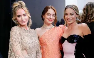 Emily Blunt, Emma Stone y Margot Robbie en la alfombra roja de los Premios BAFTA 2024.