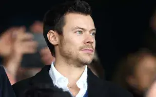 Harry Styles presenció el último partido del Manchester United con un look que sorprendió a todos