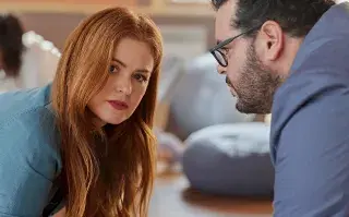 Isla Fisher y Josh Gad protagonizan la serie de Prime Video.