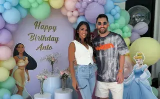 Lionel Messi y Antonela Roccuzzo posando en un cumpleaños de la rosarina.