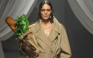 La modelo lució sobre la pasarela un trench por debajo de la rodilla en color camel y un collar de perlas
