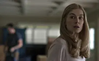 El thriller psicológico que deberías mirar si te gustó Saltburn Rosamund Pike es la protagonista de Perdida.