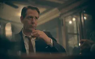 Ben Mendelsohn interpreta a Christian Dior en The New Look.