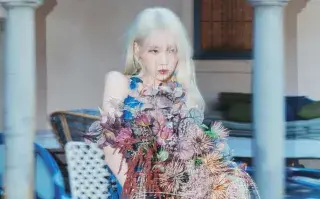 IU en una nueva imagen de su nuevo álbum, The Winning.
