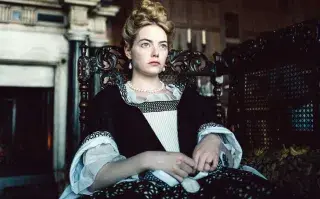 Emma Stone es la gran protagonista de La favorita.