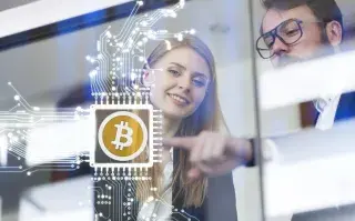 Dos personas interactúan con tecnología