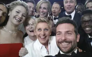 Ellen DeGeneres, Meryl Streep, Julia Roberts, Brad Pitt, Angelina Jolie, Bradley Cooper, Jennifer Lawrence y Lupita Nyong'o en la selfie histórica de los Oscar.