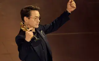 Robert Downey Jr. recibiendo su Premio Oscar 2024 como Mejor Actor de Reparto.