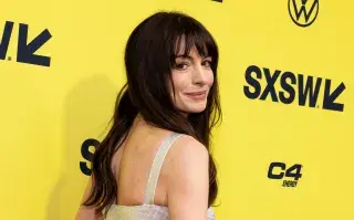 Anne Hathaway: así son los jeans bicolor con los que impone tendencia Anne Hathaway volvió a imponer tendencia con un par de jeans bicolor.