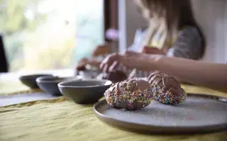 Cómo preparar huevos de Pascua rellenos con alfajor Havanna Existen 3 técnicas sencillas para que rellenar los huevos de pascua sea algo divertido y sencillo.