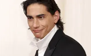 Enzo Vogrincic en la alfombra roja de los Premios Oscar 2024.