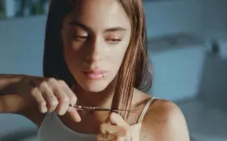 Tini Stoessel cortándose el cabello.