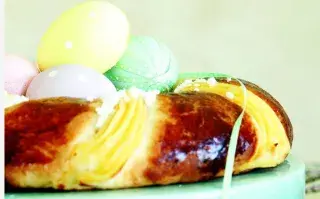 Rosca de Pascua keto con crema pastelera.