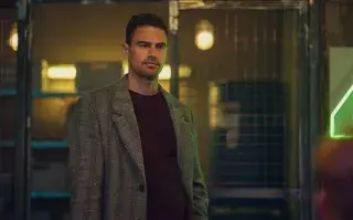 Theo James protagoniza el nuevo éxito de Netflix.