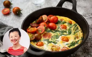 Tortilla de tomate y atún, una receta de Kari Gao.