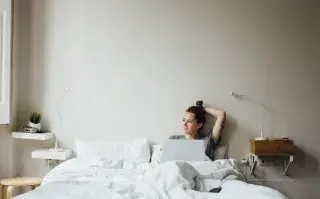 "Al utilizar la verticalidad de las paredes y seguir estas recomendaciones podés transformar tu dormitorio pequeño en un oasis de tranquilidad y estilo", asegura Yani.
