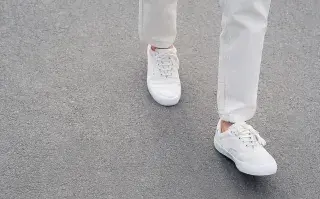 Los pantalones blancos son tendencia en temporada otoño-invierno 2024.