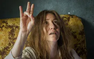 Lola Dueñas protagoniza la mejor serie que verás este año ahora en Latinoamérica.