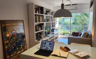 Monoambiente con cama rebatible: una idea genial para aprovechar bien el espacio.