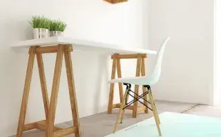 Armar el escritorio con un tablon y caballetes es una opción más barata y muy canchera.