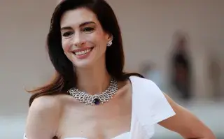 Anne Hathaway impuso tendencia con un vestido camisero total white Anne Hathaway impuso tendencia con un vestido camisero que fue furor
