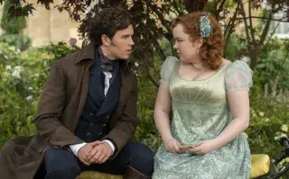 Luke Newton y Nicola Coughlan son la pareja protagónica de Bridgerton.