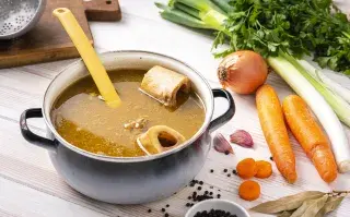 Entre los beneficios del caldo de huesos combate la inflamación articular.