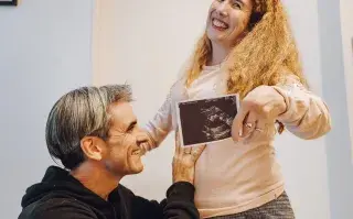 Daniela Aza, la influencer de la inclusión, está embarazada: "Esta lucha nos fortaleció como pareja” Dani Aza, junto a su compañero, felices con el embarazo.