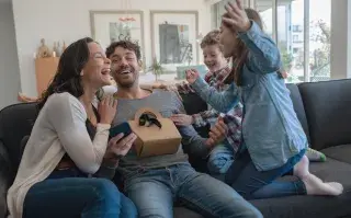 ¿No sabés qué regalarle a tu papá? Contanos qué cosas le gustan y te damos una opción ideal para él.