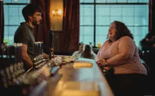 El primer encuentro entre los protagonistas de "Bebé Reno" sucede en un bar. Te contamos dónde queda.