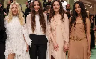 Tendencias cortes de pelo 2024: volvió la moda de llevar el pelo súper largo Sienna Miller, Chemena Kamali (Directora Creativa de la marca Chloé), Emma Mackey y Zoe Saldana en la alfombra roja de la gala del MET.