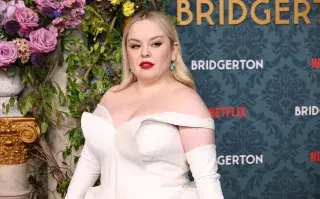 Nicola Coughlan en la premiere de la temporada 3 de Bridgerton.