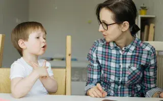 ¿Cómo saber si sos una mamá helicóptero?