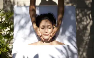 Entre los beneficios terapéuticos del masaje facial japonés, se relaja la musculatura y disminuye la rigidez facial.