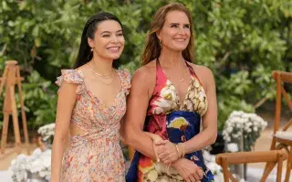 La novia y su mamá, interpretada por Brooke Shields.