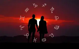 Pareja con rueda de signo zodiacal.