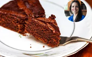 Receta de torta de chocolate húmeda de Paulina Cocina.