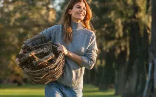 Juliana Awada con leños en el parque.