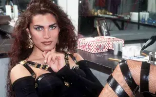 Cris Miró fue la primera vedette transexual del país; murió el 1° de junio de 1999.